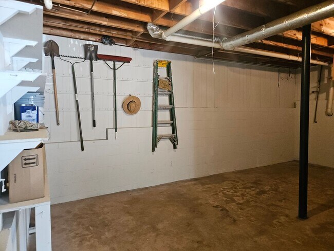 Building Photo - 520 Hardy Cir