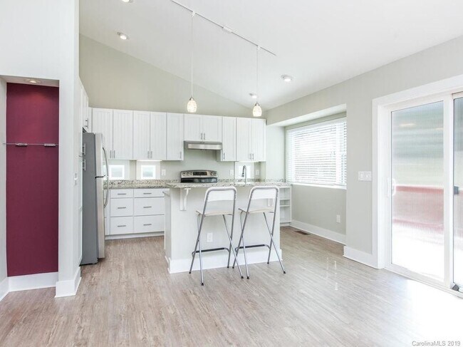 Building Photo - Modern Asheville Rental