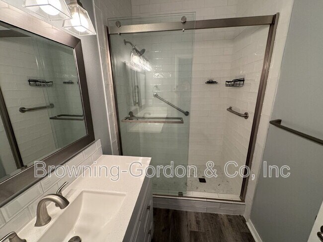 Building Photo - 801 Laurel Hill Dr