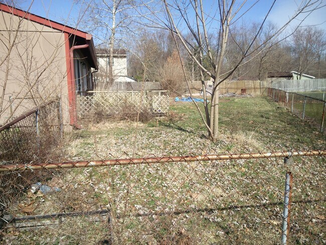 Building Photo - Great 3 bedroom, 1.5 bath home with one car attached garage in Decatur Township