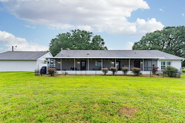 Building Photo - Country living close to everything - 3 bed, 3.5 bath, on an acre