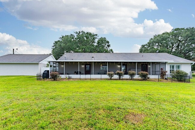 Building Photo - Country living close to everything - 3 bed...