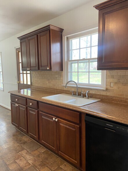 Building Photo - 1826 Eastridge Dr