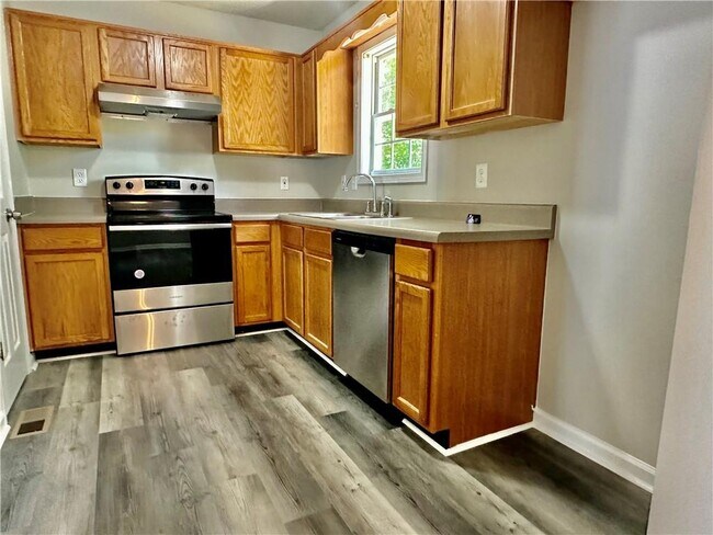 Building Photo - 380 River Trace Dr