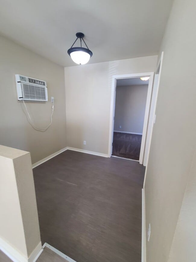 Building Photo - 2 bedroom with an amazing garage
