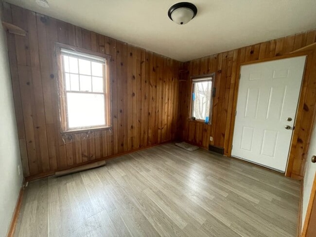 Building Photo - For Rent: Cozy 2 Bedroom, 1 Bath Home with a Beautiful Backyard