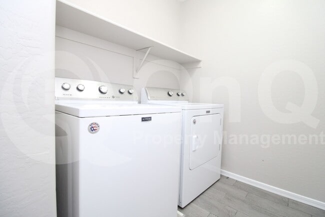 Building Photo - 947 S Utilis Dr