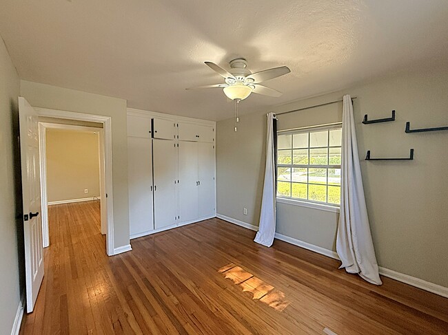 Building Photo - 3000 Knollwood Cir