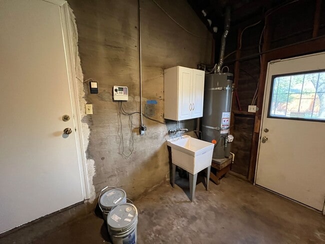 Building Photo - Single story close to shopping and freeway access!