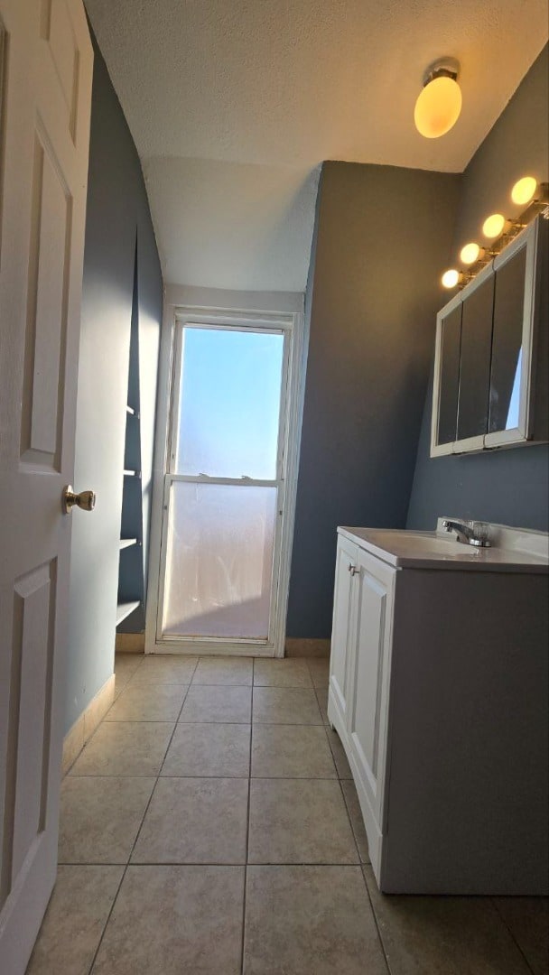 Building Photo - Spacious 3BR / 1.5BA Single-Family Home in Chicago – Available January 19