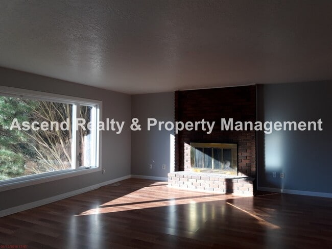 Building Photo - 4 Bed on Cul de Sac, Fenced Yard, Quick Access to Schools, Outlet Mall, Troutdale Station Food Ca...
