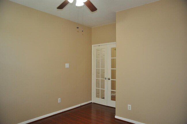 Building Photo - 2222 Drake Falls Dr