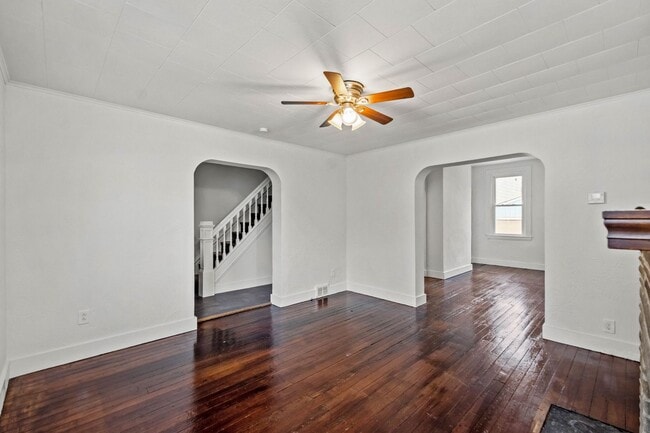 Building Photo - AVAILABLE MAY 1ST!! STUNNING 3 BEDROOM, MUST SEE!