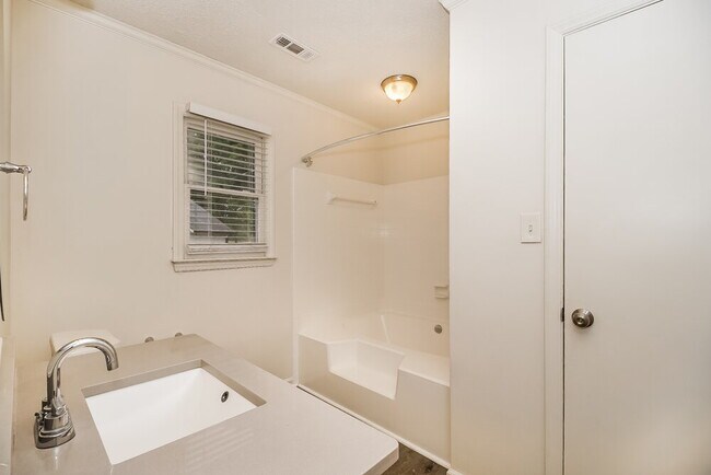 Building Photo - 1800 Hedgelawn Dr