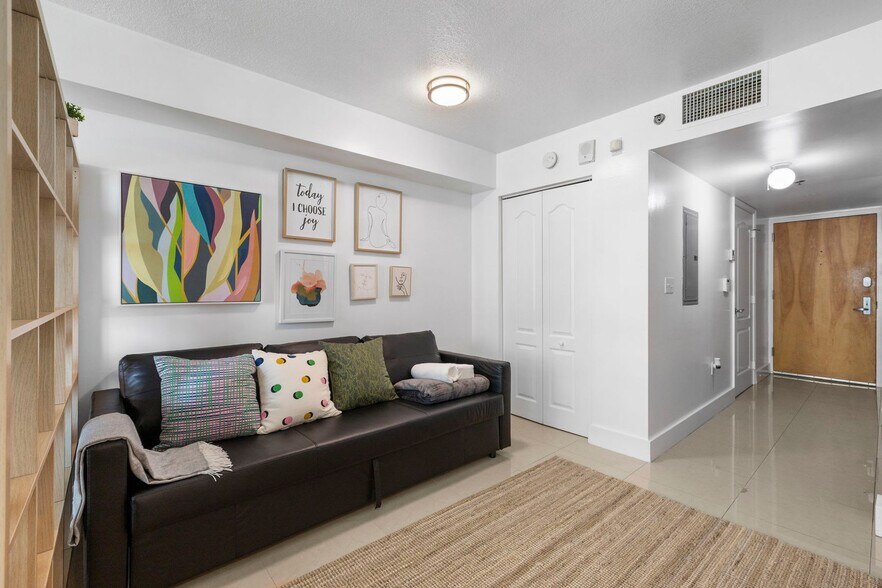 Building Photo - 1 SE 12th St