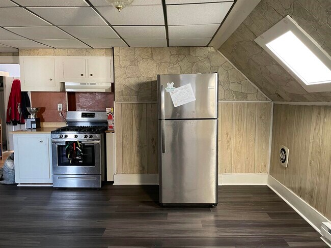 Building Photo - 390 Cedar St