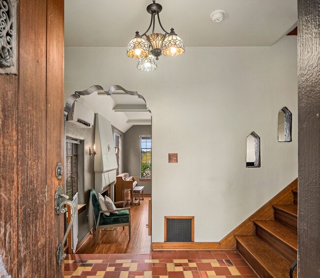 Building Photo - $2000 OFF 1 Months Rent with a Lease Start...