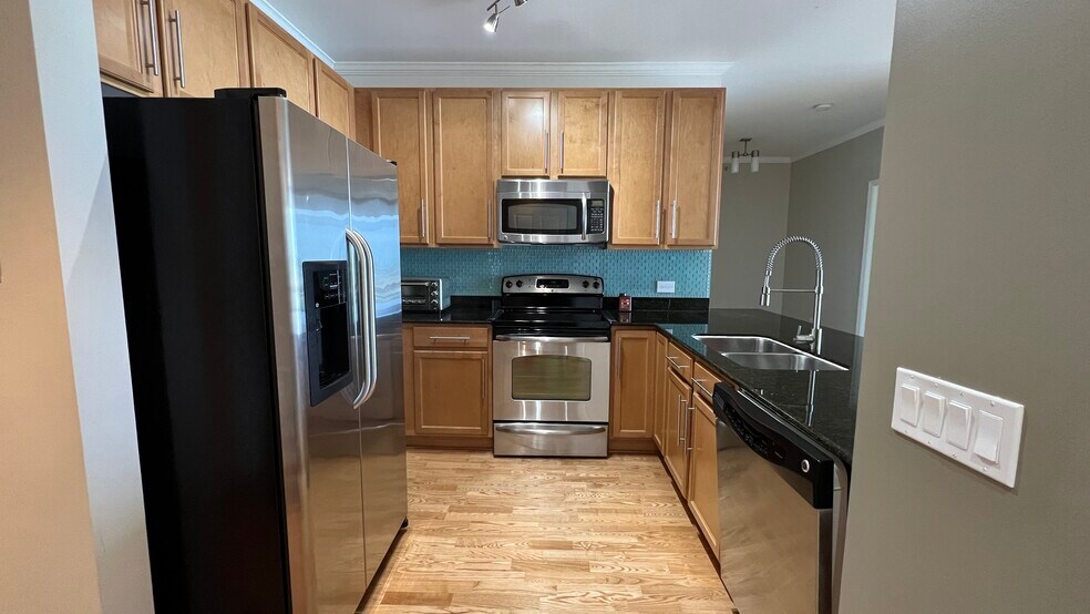 Kitchen - 100 E 14th St