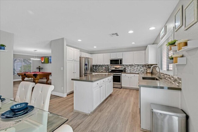 Building Photo - 2735 Peekskill Ave