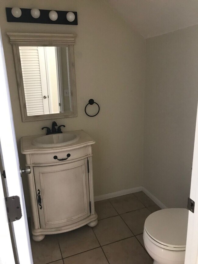 Building Photo - 3 Bedroom in Desert Shores!