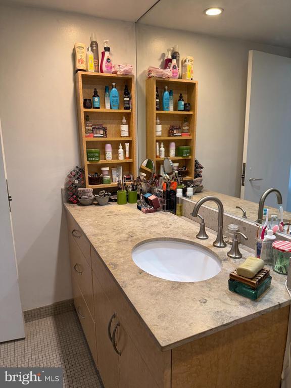 Building Photo - 604 S Washington Square