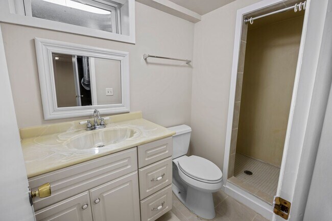 Building Photo - 3 Bedroom 2 Bath 2 Stall Garage Urbandale