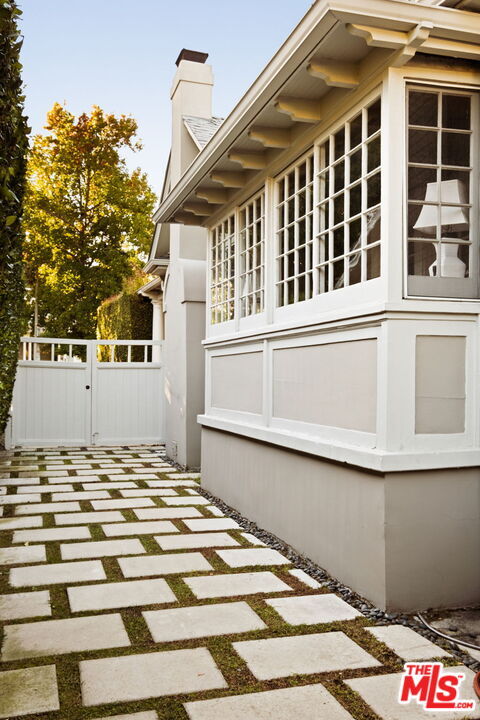 Building Photo - 1438 N Orange Grove Ave