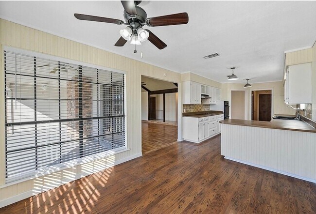 Building Photo - 8721 Hidden Hill Dr