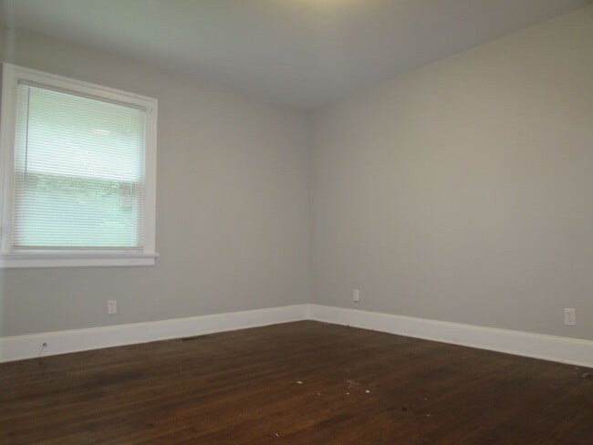 Building Photo - Cute Renovated 3 Bed/1 Bath Home - Large Y...