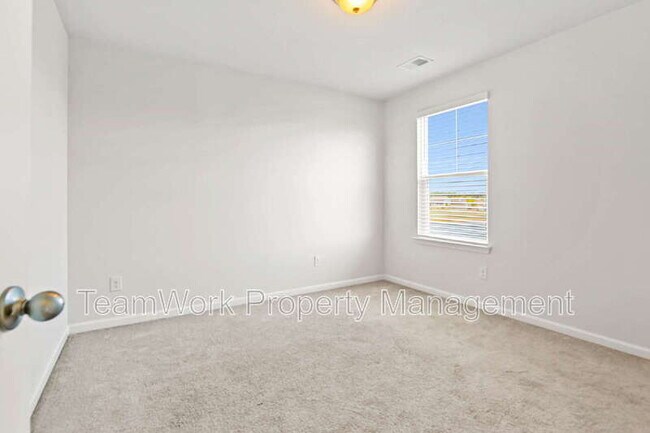 Building Photo - 454 Zenith Blvd