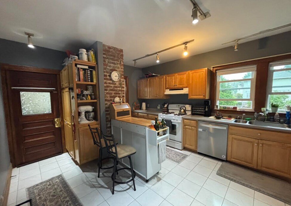 Building Photo - 167 Allston St