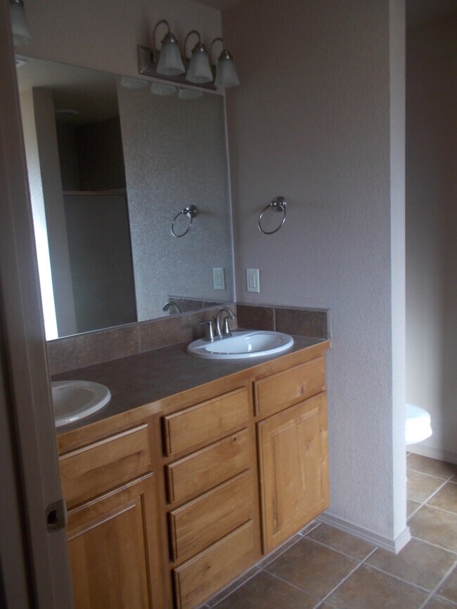 Building Photo - Beautiful home close to HAFB and town.