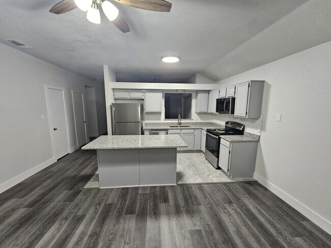 Building Photo - 919 Crestwood Dr