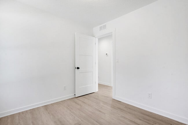 Building Photo - 988 W 9th St