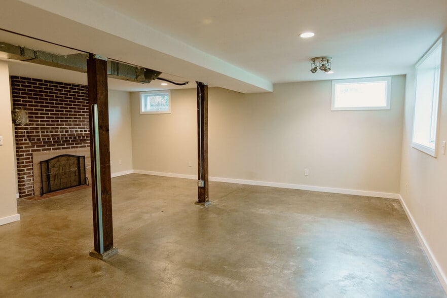 Eggress and many windows - 3200 SE 78TH AVE