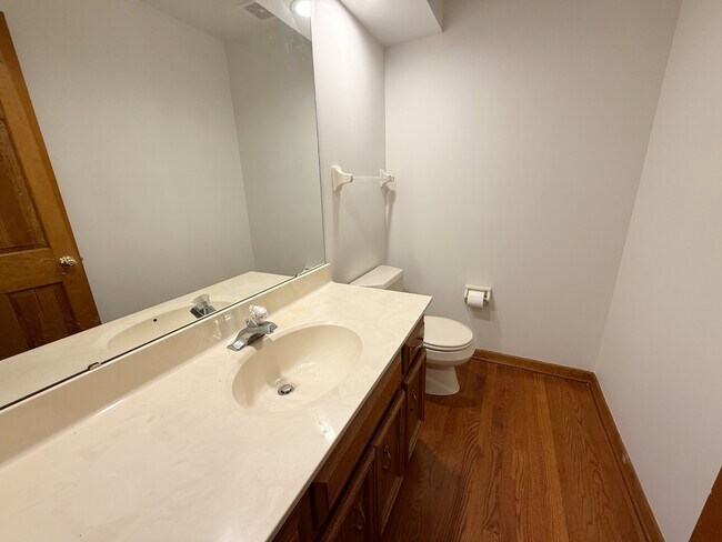 Building Photo - 2436 Putnam Dr