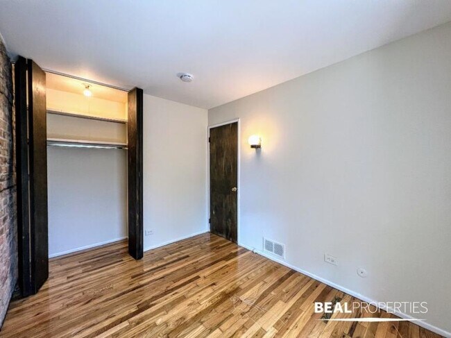 Building Photo - 2 bedroom in CHICAGO IL 60657