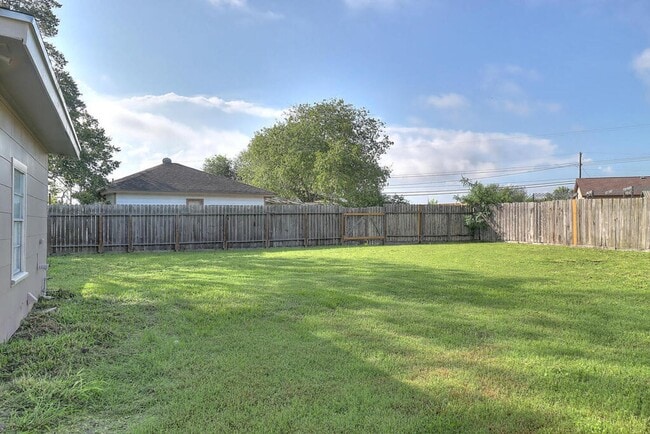 Building Photo - 10921 Shady Ln