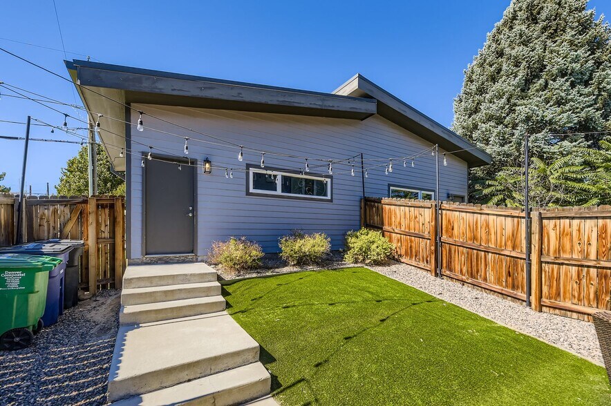 Enclosed backyard w/artificial turf - 1197 S Mariposa St