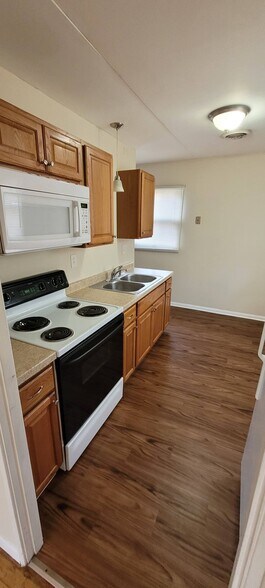 Kitchen - 516 E Warren St