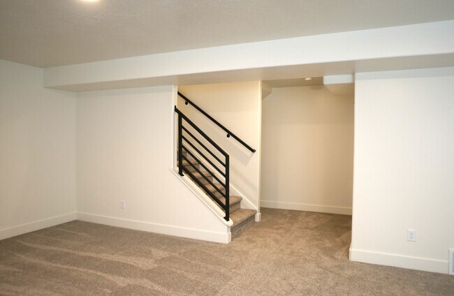 Building Photo - 421 E 200 N