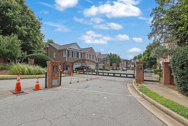 Building Photo - 1658 Oakbrook Lake Dr NW