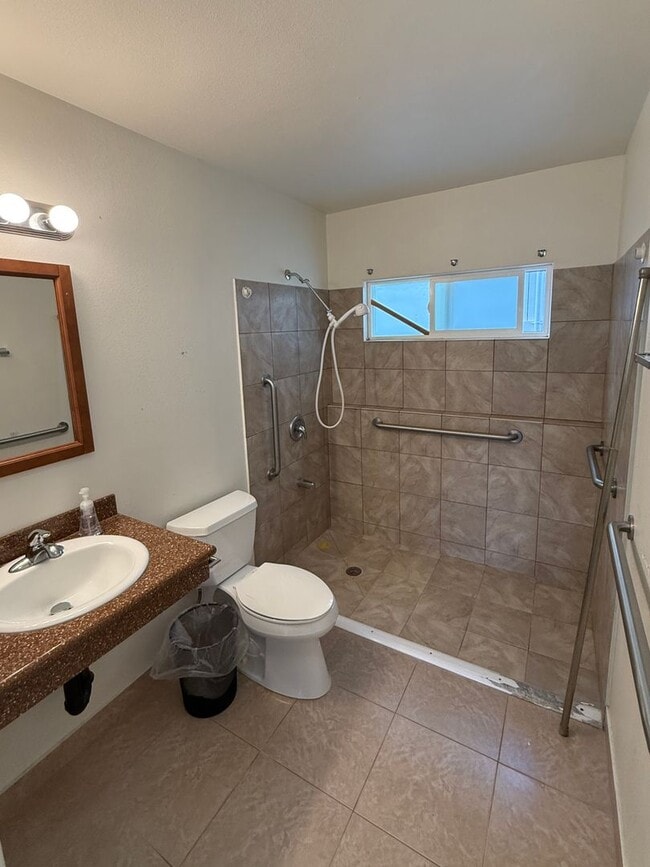 Building Photo - 2 Bedroom 1 Bath with 2 Parking Downstairs House