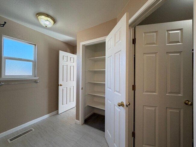Building Photo - 221 Endeavor Ln