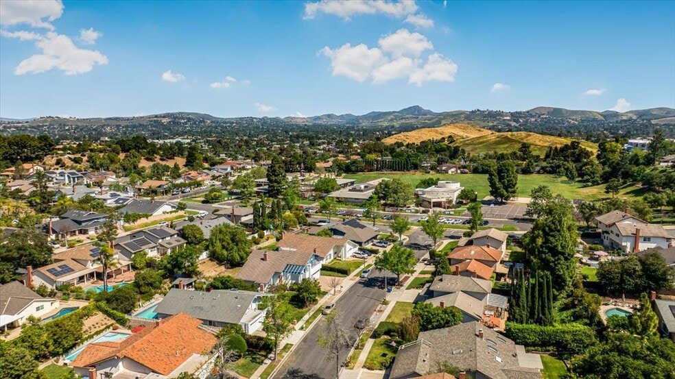 Building Photo - 327 Bethany St