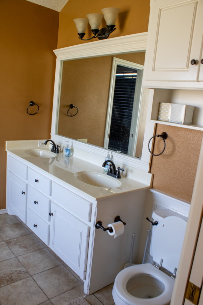 Building Photo - Charming 3 bedroom home