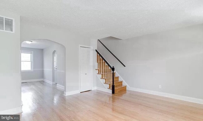 Building Photo - 1046 Elm Rd