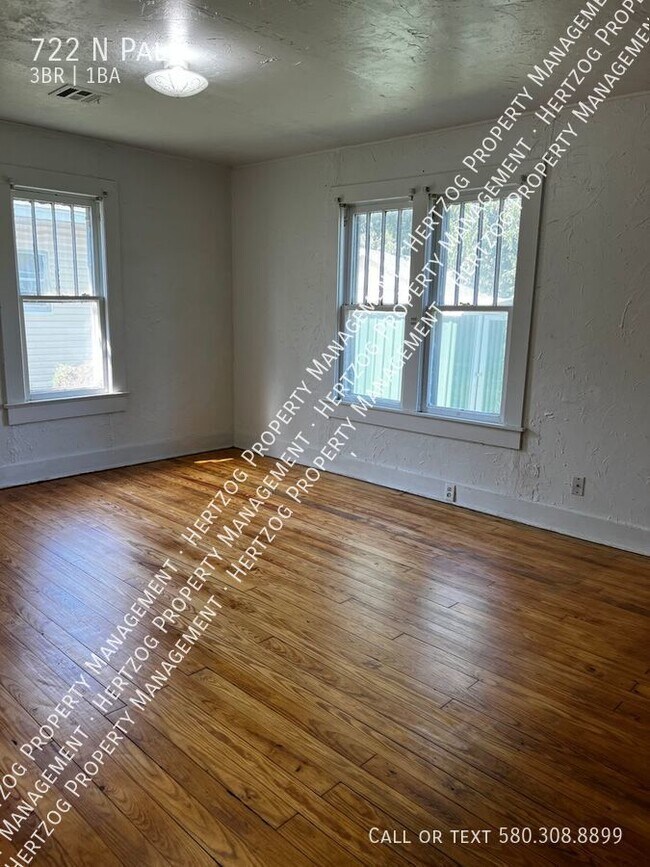 Building Photo - 722 N Palm-