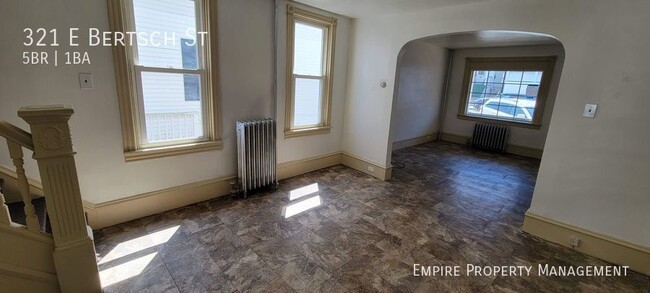 Building Photo - 5 Bedroom / 1.5 Bath Home in Lansford!