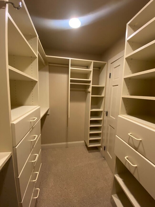 Building Photo - Class and Style! 3 Bed, 2 Bath South Hill ...